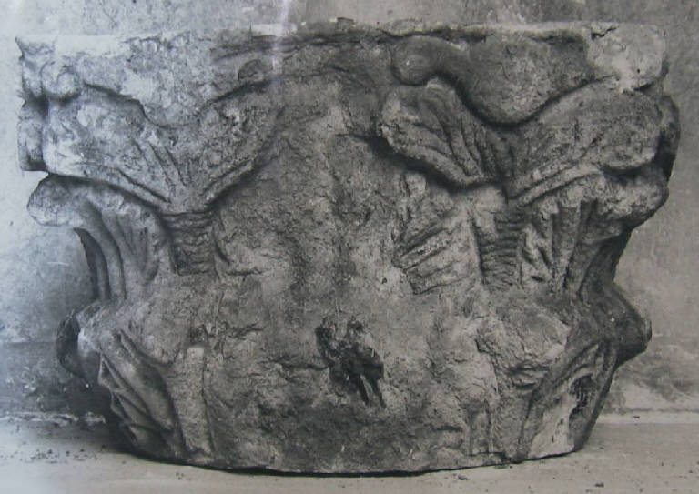 Motivi decorativi vegetali (capitello a rilievo) - ambito pavese (secondo quarto sec. XII)