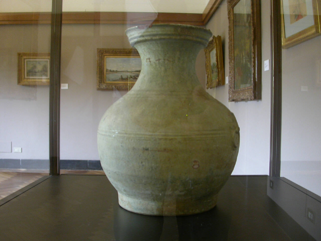 Ceramica funeraria, vaso Hu, grande vaso sferico con placche ornamentali e toro avoriacero iridato (vaso) - manifattura cinese (secc. II/ III)