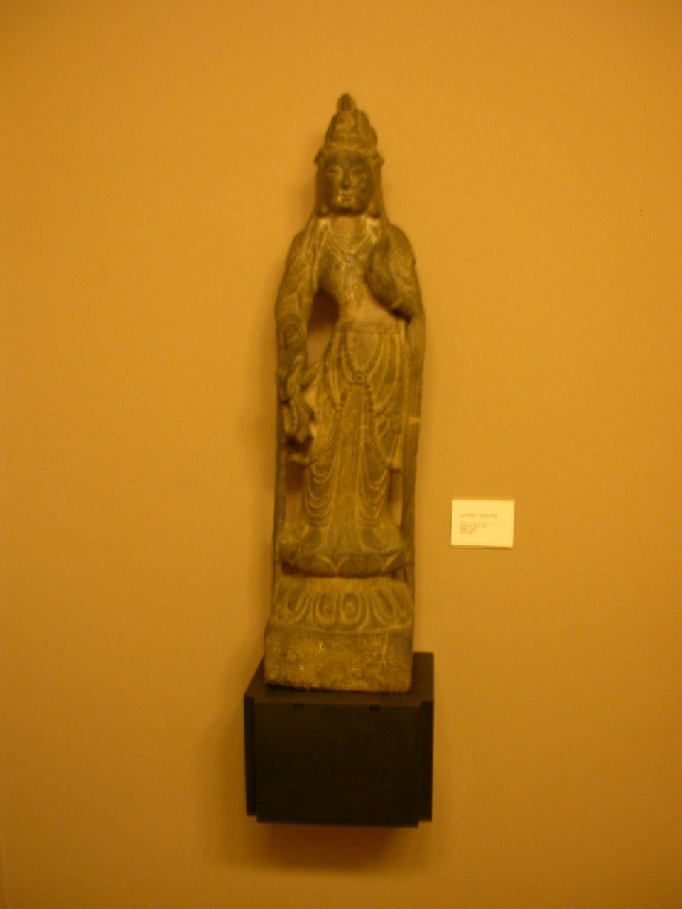 Guanyin, Statua raffigurante Guanyin eretto su un fiore di loto (statua devozionale) - manifattura cinese, dinastia Quing (secc. XIV/ XVII)