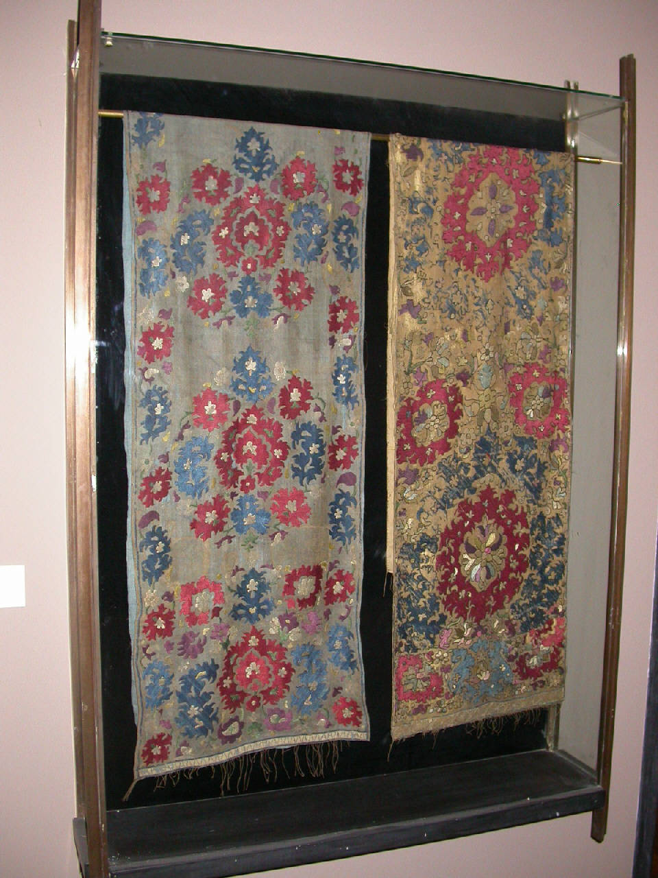 Pannello decorativo ricamato in seta, fiori (pannello) - manifattura algerina, sec. XVIII (sec. XVIII)