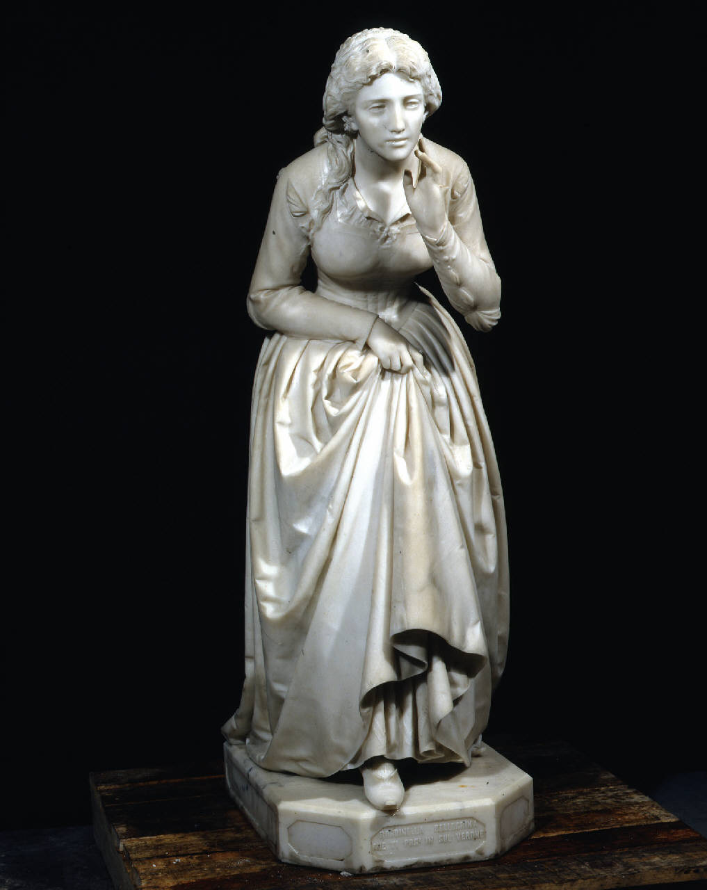 Bice del Balzo, figura femminile panneggiata (statua) di Bernasconi Pietro (terzo quarto sec. XIX)