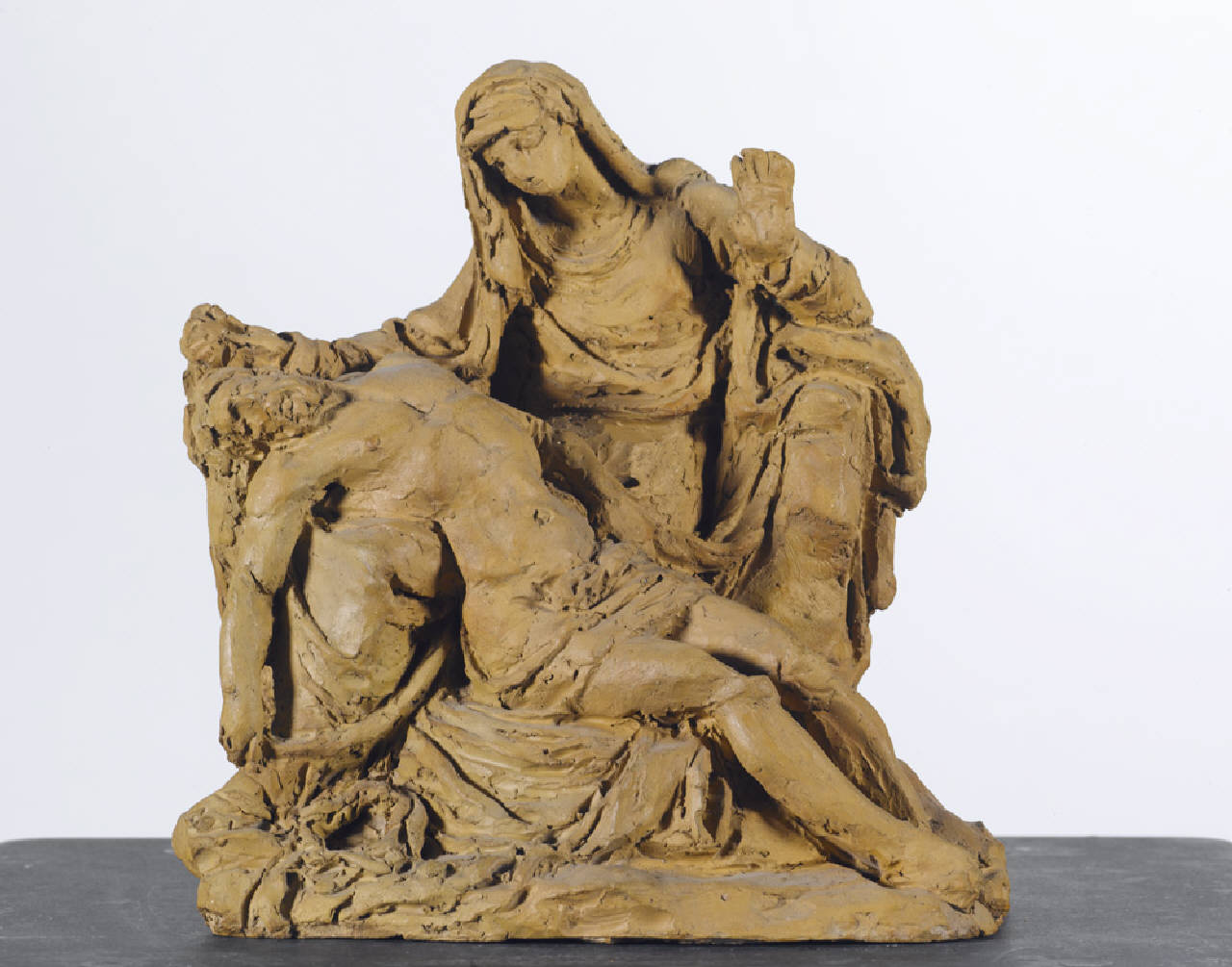 Pietà, maria seduta regge sulle gambe il corpo esangue di cristo (gruppo scultoreo) di Pacetti Camillo (primo quarto sec. XIX)