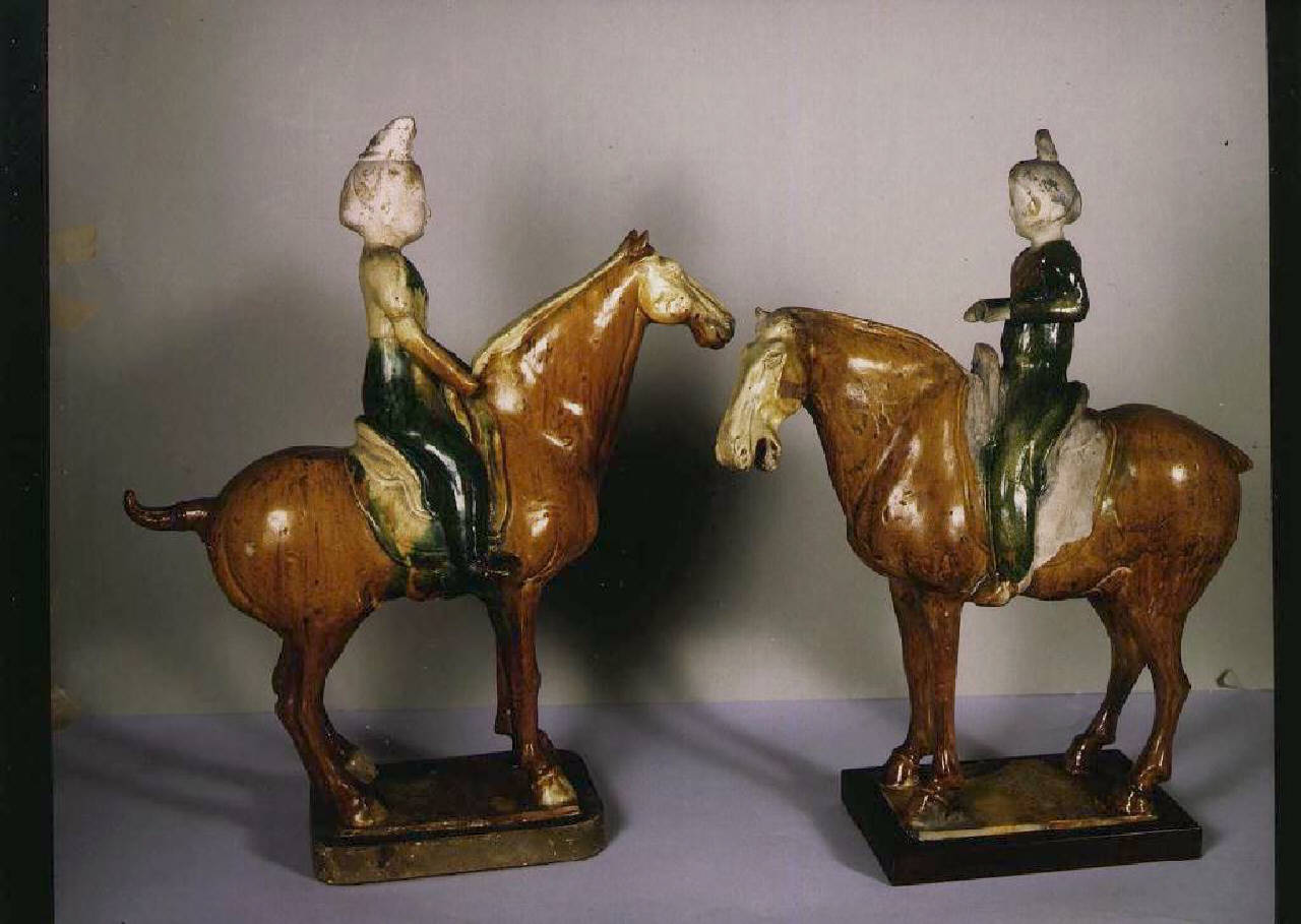 Coppia di statue equestri | Figura maschile, Tamburino a cavallo (statuetta) - Manifattura cinese (secc. VII/ X)