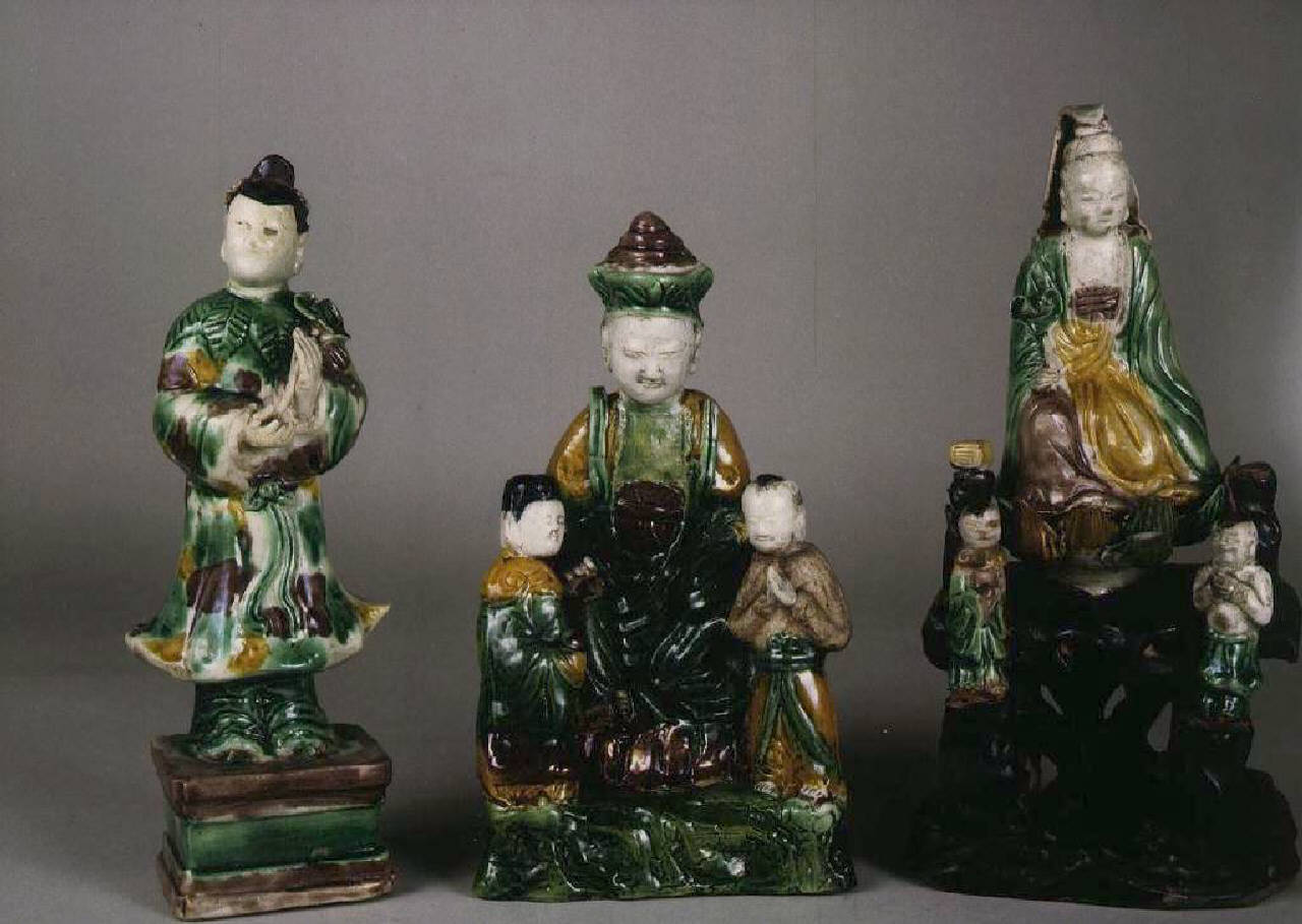 Guanyin su fiore di loto con due accoliti (statuetta) - Manifattura cinese (secc. XVII/ XVIII)