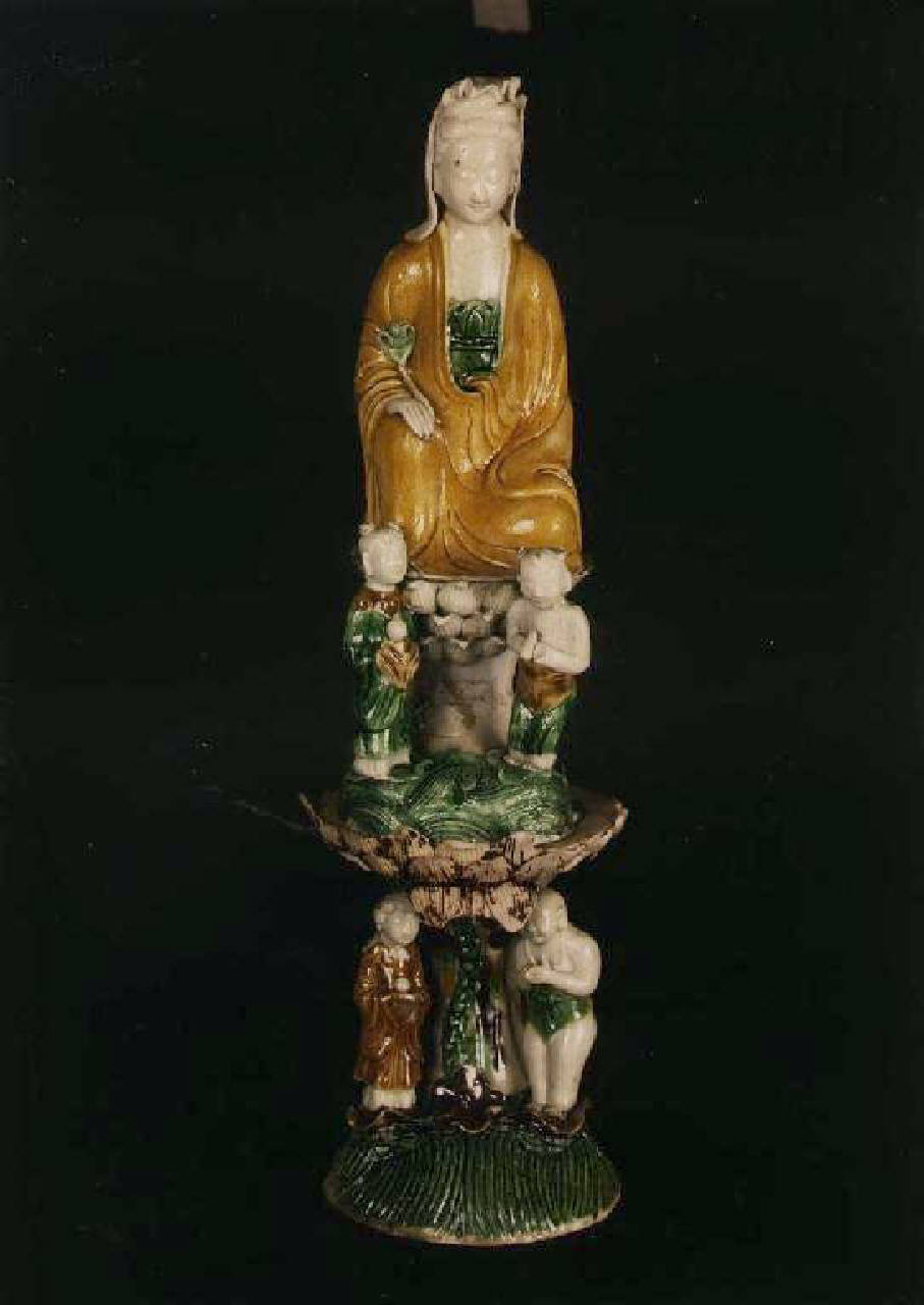 Guanyin su due fiori di loto con quattro accoliti (statuetta) - Manifattura cinese (secc. XVII/ XVIII)