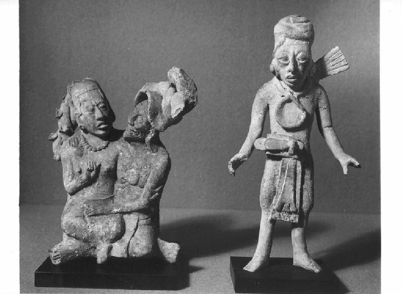 Coppia seduta, Coppia seduta (statuetta) - Manifattura Maya, Jaina (secc. VII/ IX)
