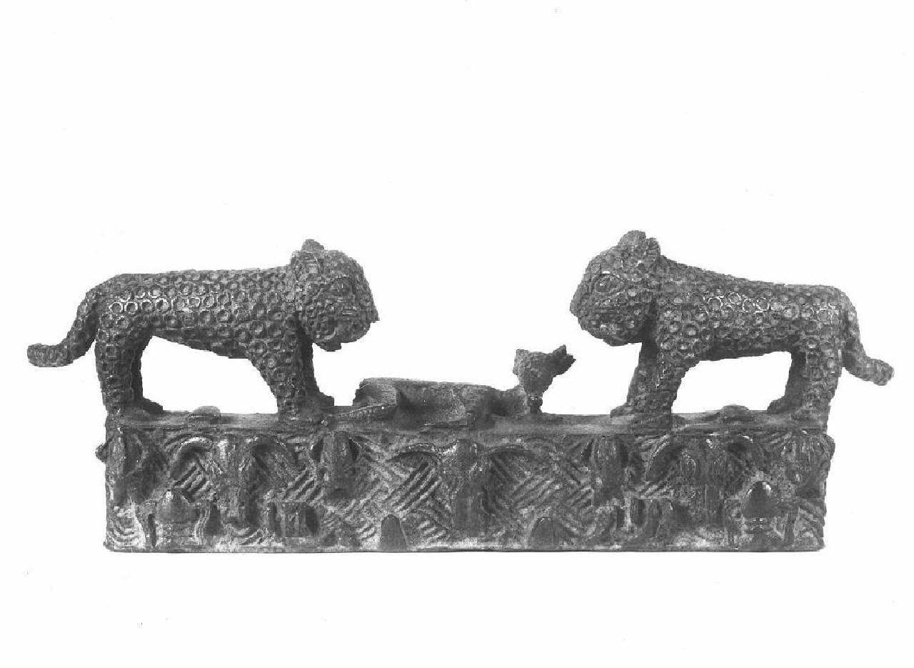 Due leopardi con preda (gruppo scultoreo) - Manifattura Benin (secc. XII/ XVIII)