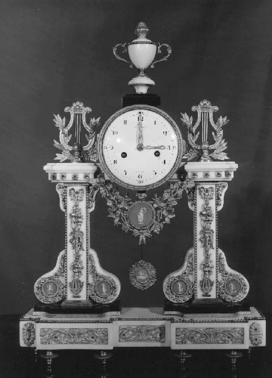 Orologio da camino con pendola a portico (orologio a pendolo da camino) di Filon, Charles-Cécile (sec. XVIII)