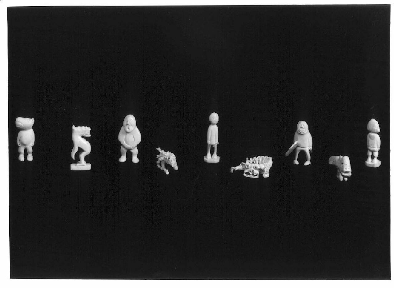 Scheletro di figura zoomorfa. (statuetta) - Manifattura Inuit (sec. XX)