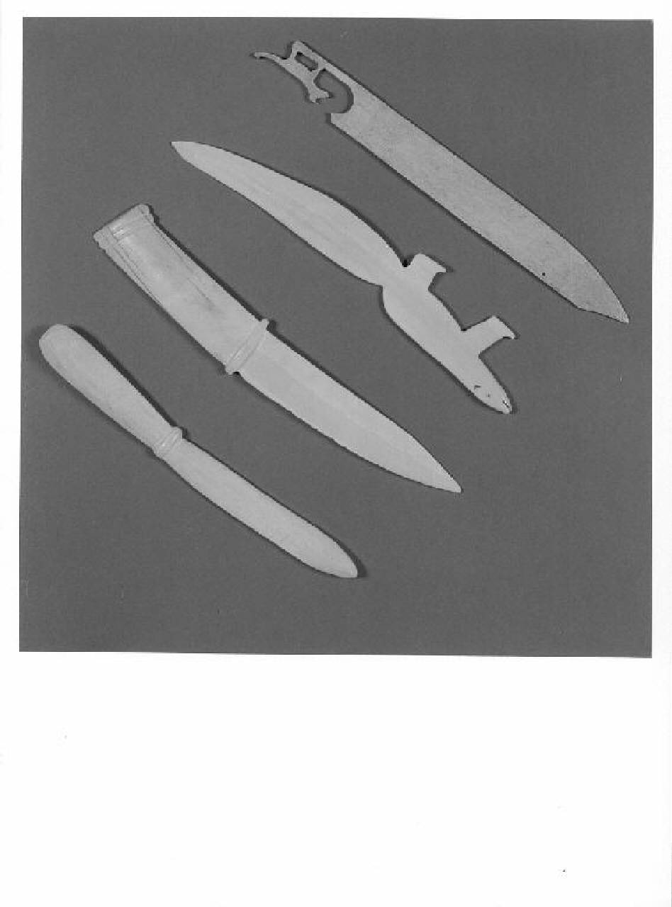 Orso. (tagliacarte) - Manifattura Inuit (sec. XX)