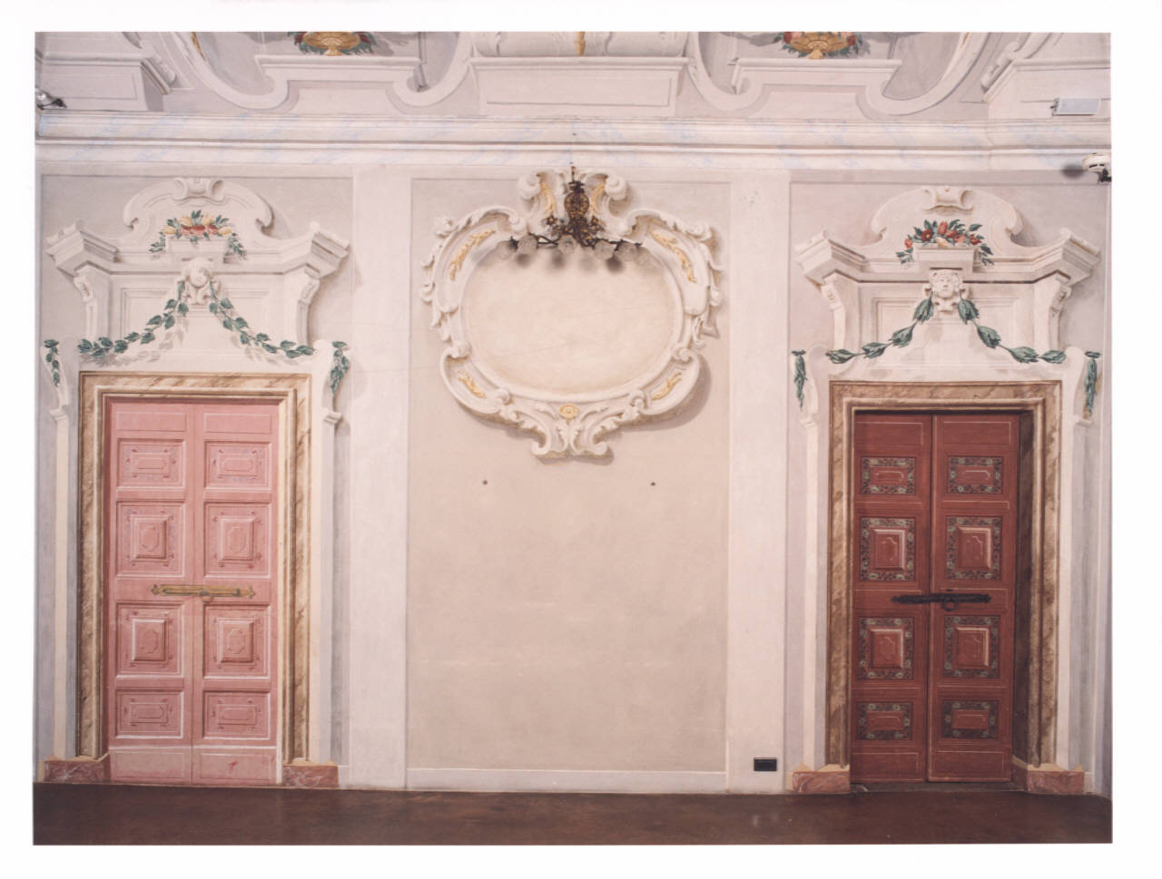Finta porta con motivo decorativo floreale (dipinto murale) - ambito lombardo (prima metà sec. XVIII)