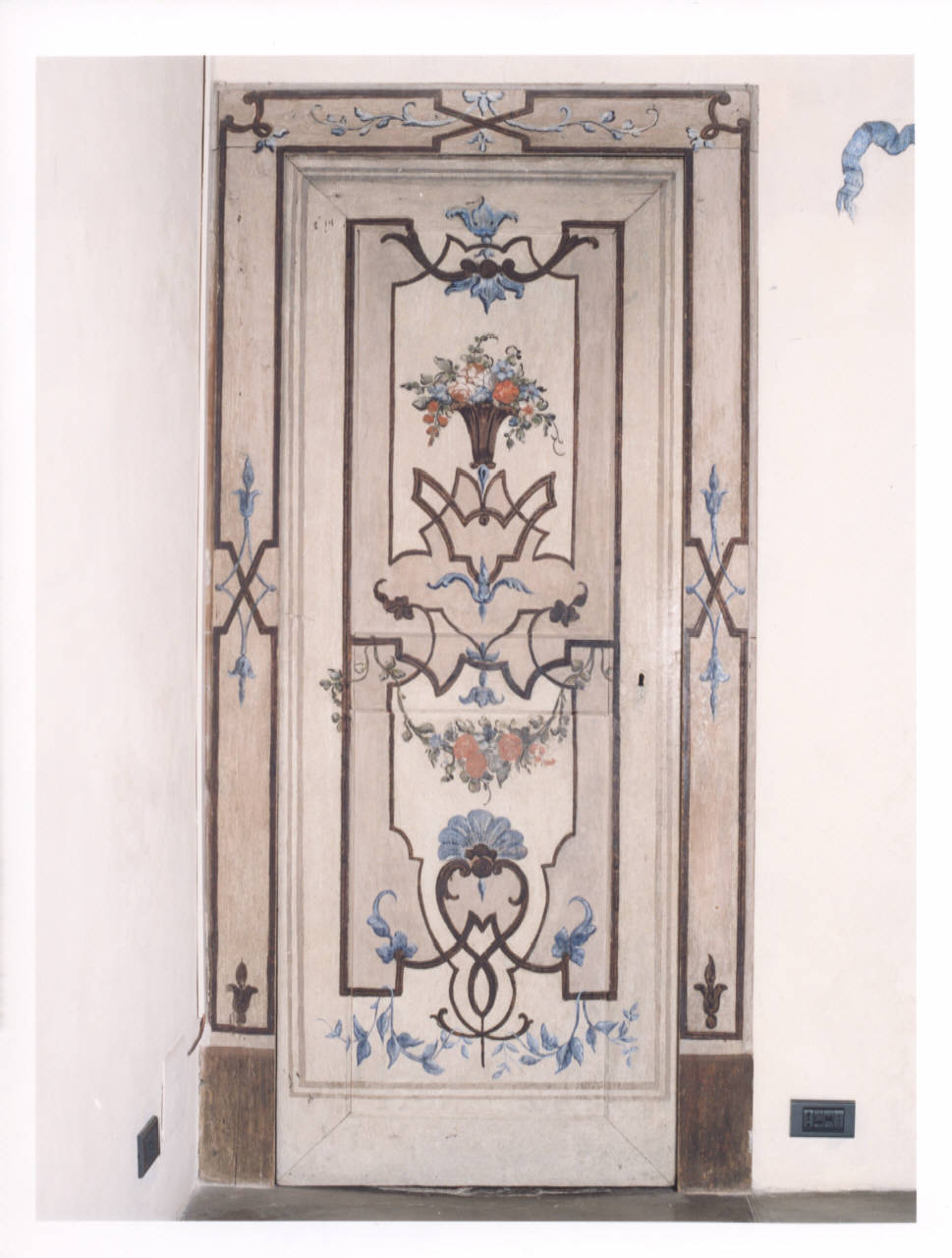 Motivi decorativi geometrici con fiori (porta dipinta) - manifattura lombarda (prima metà sec. XVIII)