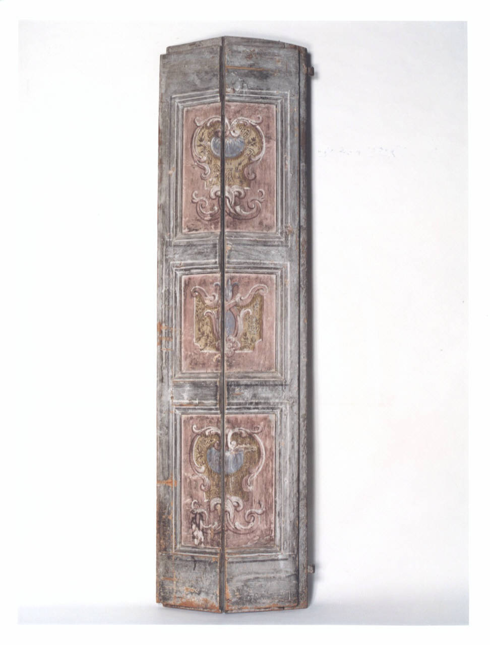 Motivi decorativi a conchiglia (scuri di finestra dipinti) di Ronchelli Giovan Battista (e aiuti) (seconda metà sec. XVIII)
