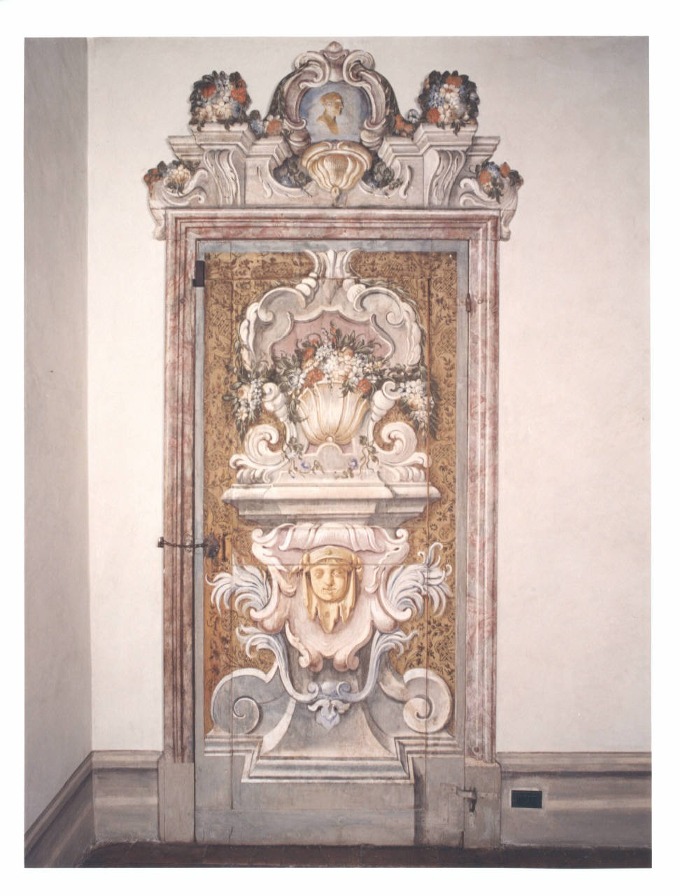 Motivi decorativi architettonici con fiori e con busto maschile (porta dipinta) di Ronchelli Giovan Battista (e aiuti) (prima metà sec. XIX)