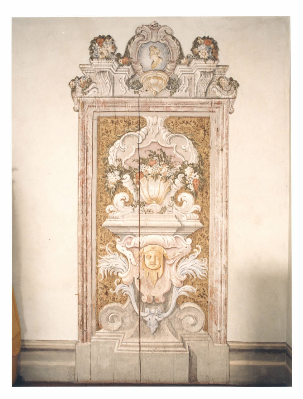 Motivi decorativi architettonici con fiori e con busto maschile (anta di armadio) di Ronchelli Giovan Battista (e aiuti) (seconda metà sec. XVIII)