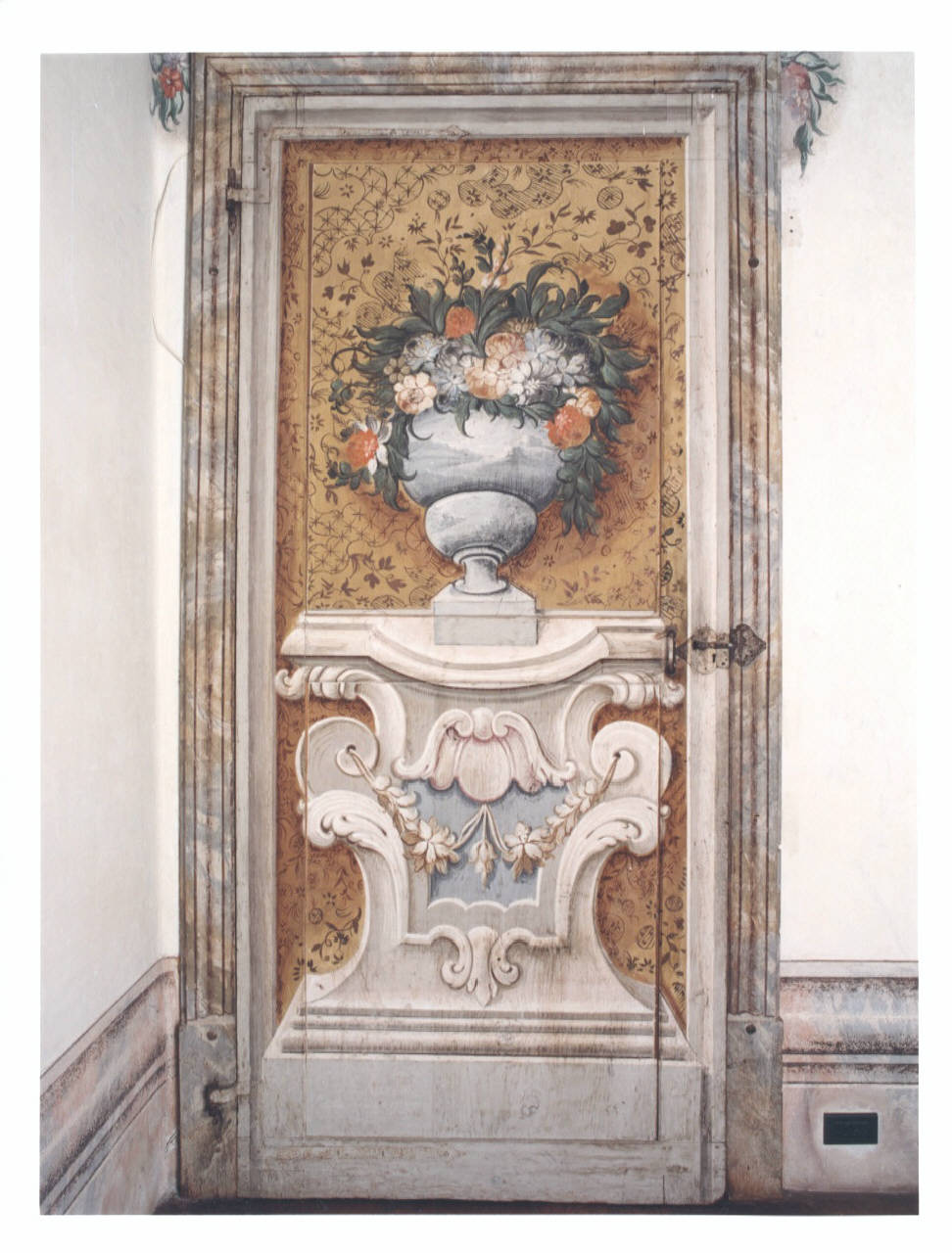 motivi decorativi floreali (porta dipinta) di Bellotti Biagio (e aiuti) (seconda metà sec. XVIII)