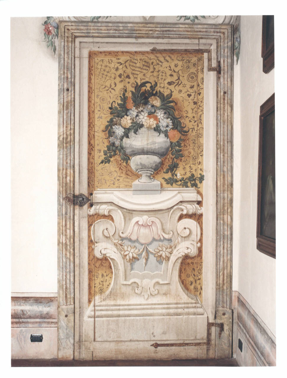 motivi decorativi floreali (porta dipinta) di Bellotti Biagio (e aiuti) (seconda metà sec. XVIII)