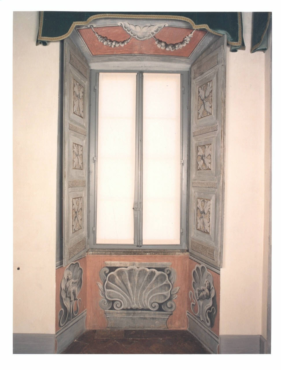 Motivi decorativi a conchiglia (finestra strombata) - manifattura lombarda (seconda metà sec. XVIII)