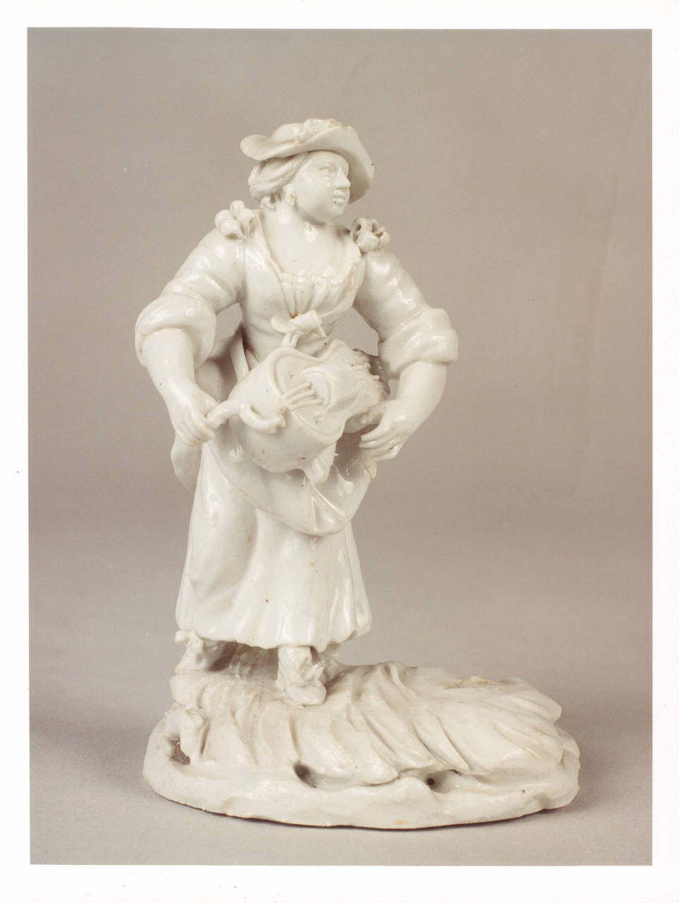 Figura di contadina con ghironda, figura femminile con strumento musicale (statuetta) - manifattura Cozzi (sec. XVIII)