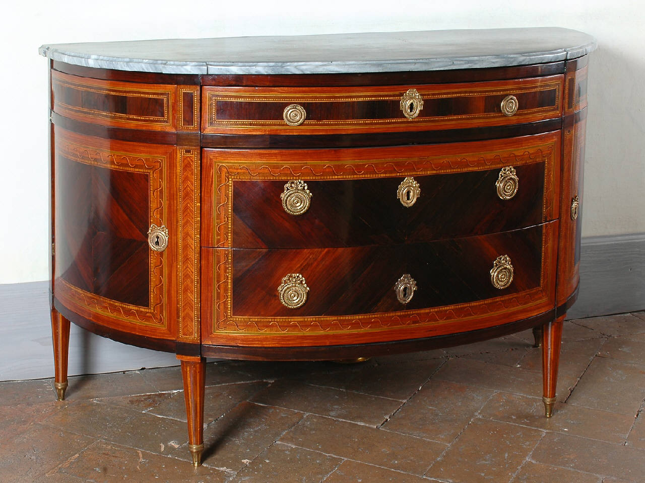 commode a mezzaluna - bottega piemontese (ultimo quarto sec. XVIII)