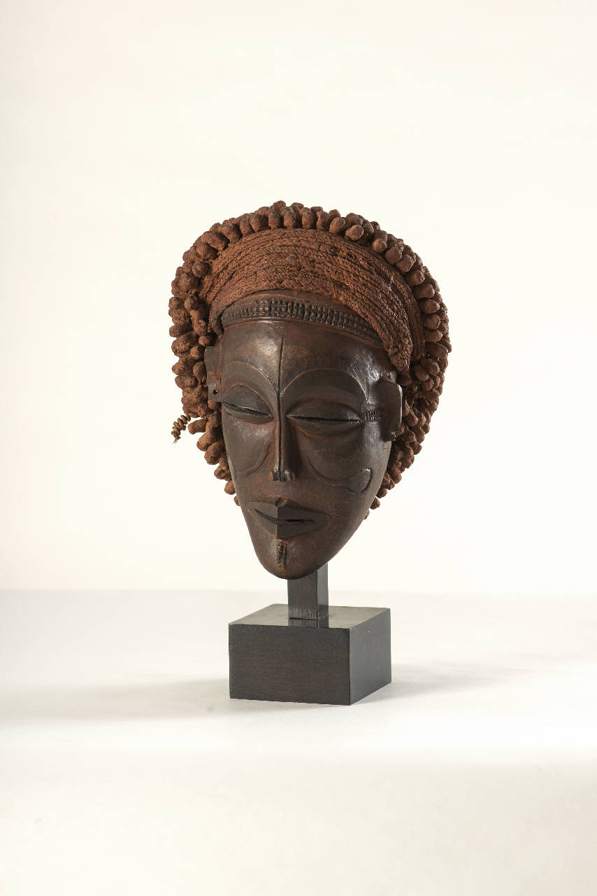Mascherone femminile, mascherone femminile (maschera) - primitivo Bajokwe (prima metà sec. XIX)