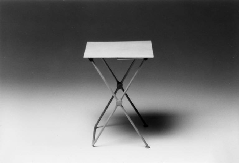 tavolino (modello) di Sacchi Giovanni; Rossi Aldo (ultimo quarto sec. XX)