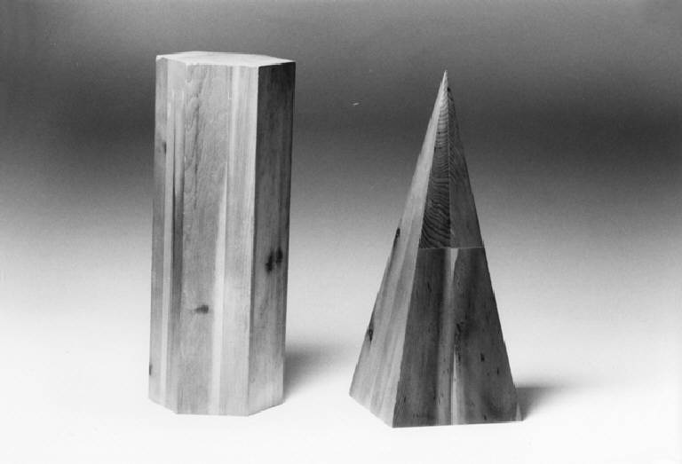 piramide (solidi: piramide e prisma esagonale (modello)) di Sacchi Giovanni; Rossi Aldo (ultimo quarto sec. XX)