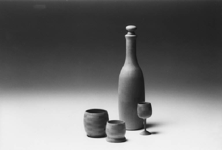 bicchiere alto (bicchieri e bottiglia (modello)) di Sacchi Giovanni (terzo quarto sec. XX)