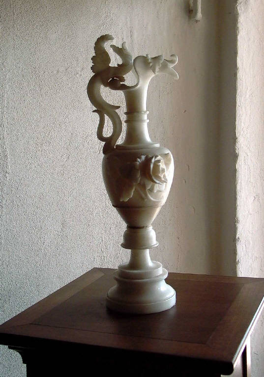 Brocca con decorazione floreale ed ansa a forma di drago (brocca) di Ricci Antonio (attr.) (ultimo quarto sec. XIX)