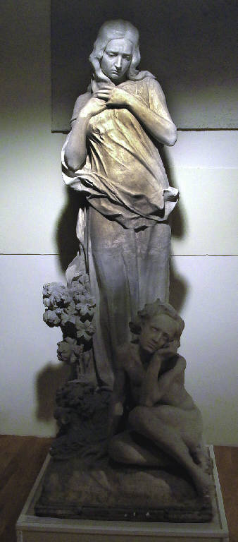 Il dolore sul commercio, Figura femminile dolente con piccolo Mercurio (gruppo scultoreo) di Ricci Antonio (primo quarto sec. XX)