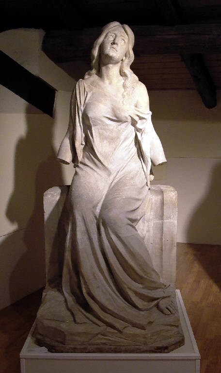 Figura femminile seduta con sguardo rivolto al cielo (statua) di Ricci Antonio (secondo quarto sec. XX)