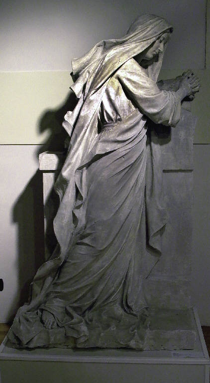Figura femminile dolente con abito classico (statua) di Ricci Antonio (fine sec. XIX)