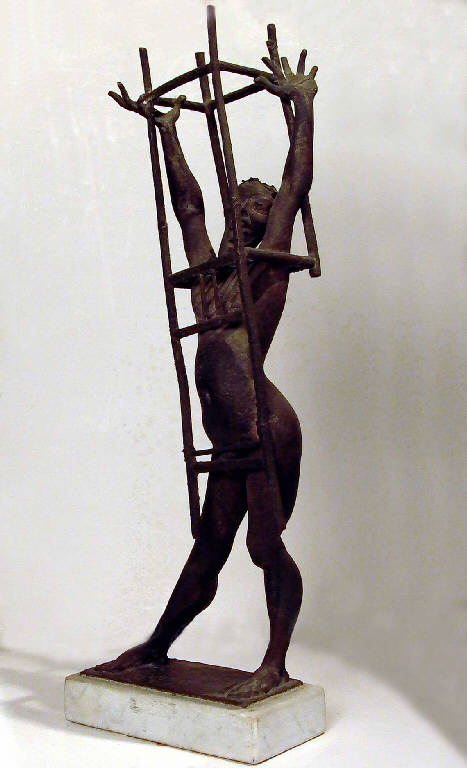 Il re, Allegoria della alienazione con figura maschile incastrata entro una gabbia (statua) di Pelati Vittorio (sec. XX)