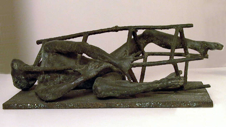 L'ubriaco, Allegoria dell'alienazione con figura maschile sdraiata ed incastrata entro una gabbia (statua) di Pelati Vittorio (sec. XX)