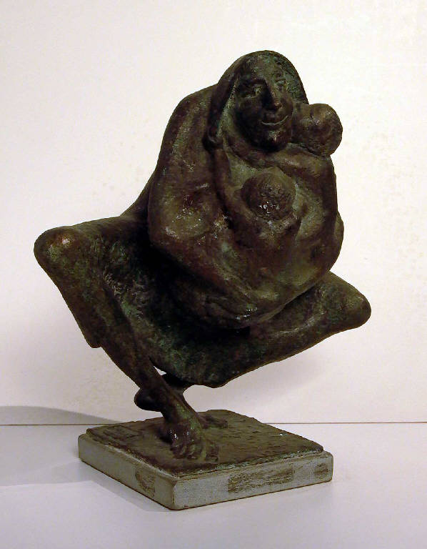 La lupa, Allegoria della maternità con figura femminile raccolta con due bambini in grembo (statua) di Pelati Vittorio (sec. XX)