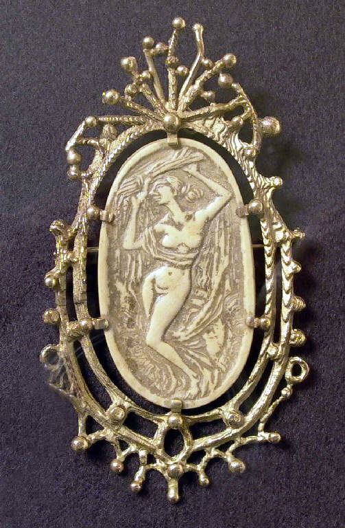 Figura femminile (gioiello) di Pelati Vittorio (sec. XX)