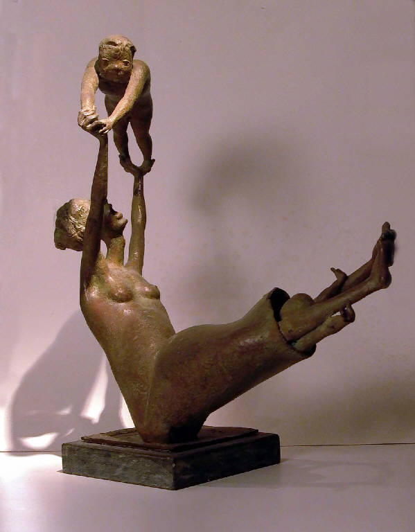 Felicità materna, Figura femminile con due bambini (gruppo scultoreo) di Pelati Vittorio (sec. XX)