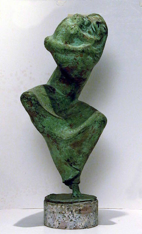 Equilibrio materno, Figura femminile che abbraccia un bambino (statua) di Pelati Vittorio (sec. XX)