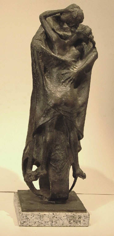 Primo bacio, Uomo e donna abbracciati (gruppo scultoreo) di Pelati Vittorio (sec. XX)