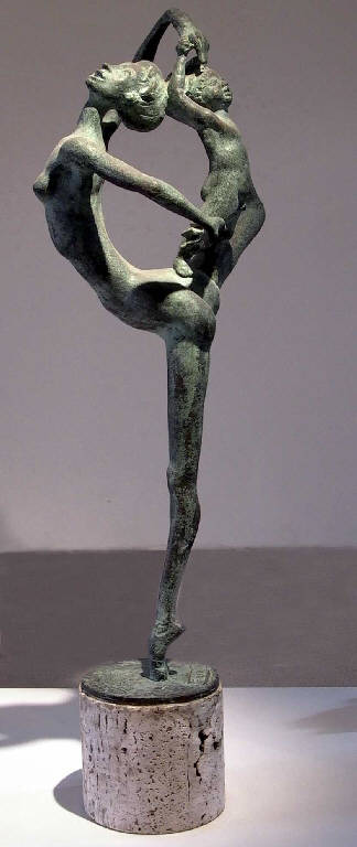 Danza materna, Figura femminile che danza con bambino sulle spalle (gruppo scultoreo) di Pelati Vittorio (sec. XX)
