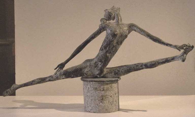 La spaccata, Ballerina che esegue la spaccata (statua) di Pelati Vittorio (sec. XX)