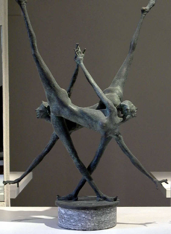 Danza, Due ballerine (gruppo scultoreo) di Pelati Vittorio (sec. XX)