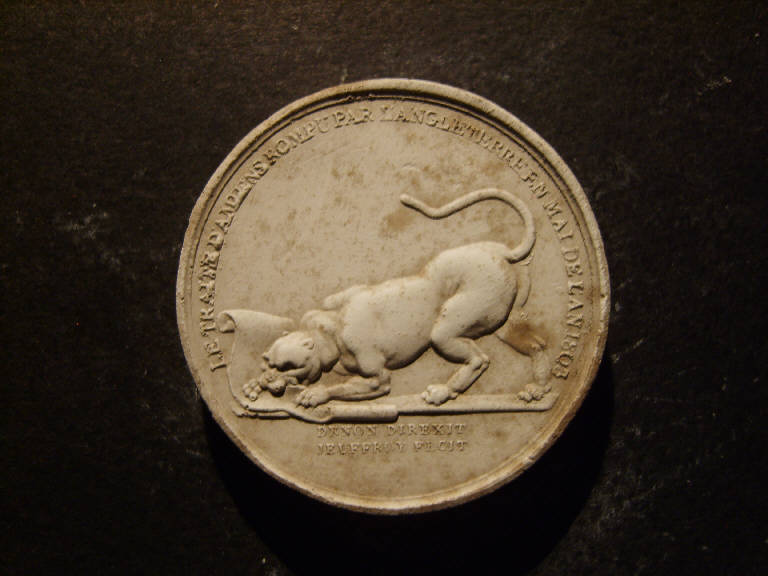 Medaglia commemorativa della rottura del Trattato di Amiens, Allegoria della rottura del trattato di Amiens con un cane che azzanna una pergamena srotolata (calco) - ambito italiano (prima metà sec. XIX)