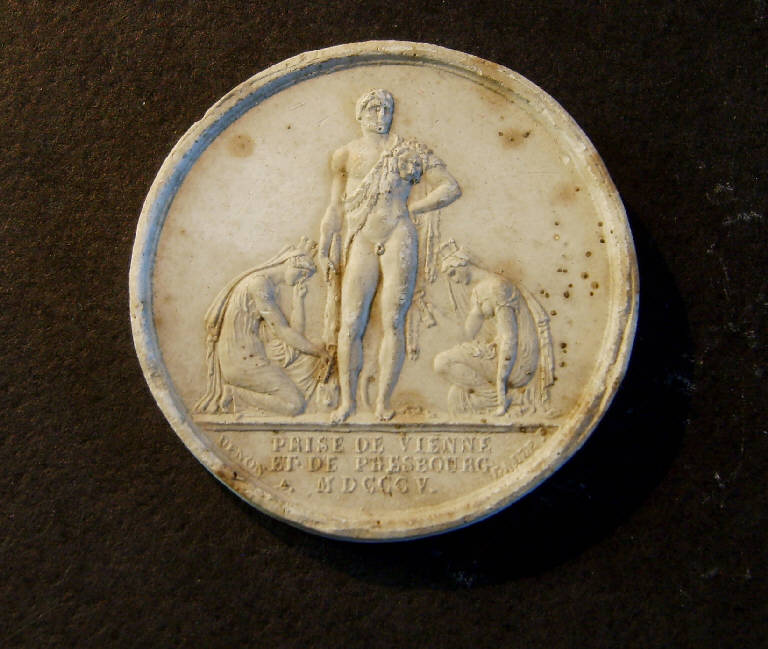 Medaglia commemorativa della presa di Vienna e di Presburgo, Allegoria di Vienna e allegoria di Presburgo si inginocchiano ad Ercole (calco) - ambito italiano (prima metà sec. XIX)