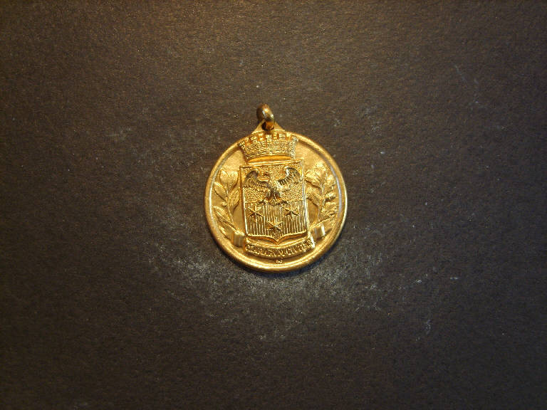 Medaglia celebrativa di Pier Giuseppe Lancini, Stemma della città di Chiari (medaglia) di Johnson S. (sec. XX)