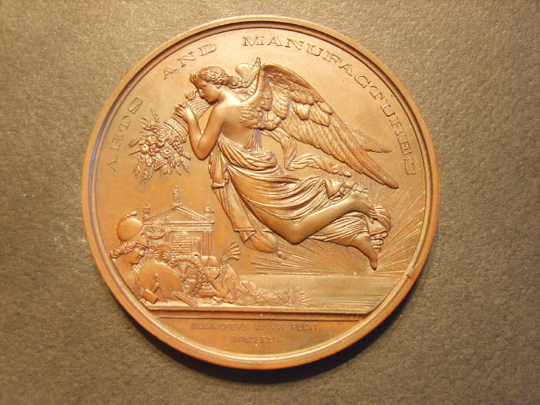 Medaglia commemorativa dell'Esposizione universale di Dublino del 1865, Vittoria alata che porta la cornucopia dell'abbondanza (medaglia) - ambito irlandese (sec. XIX)