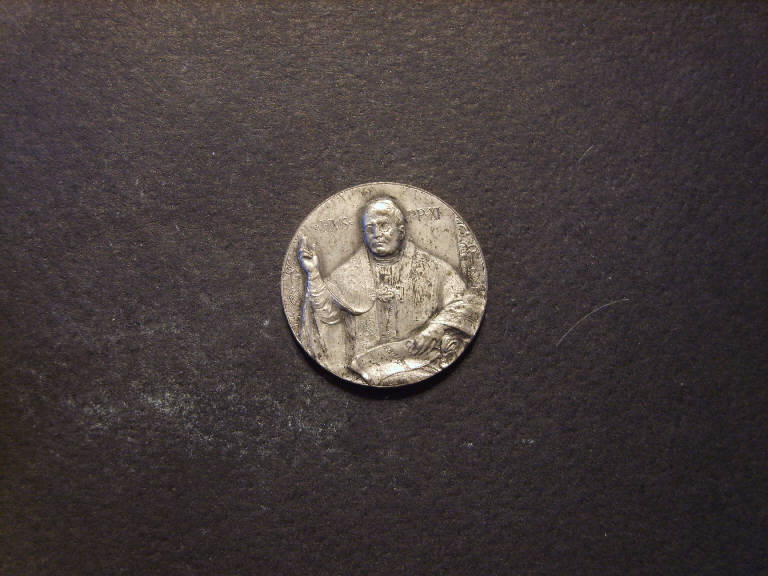Medaglia commemorativa del Giubileo del 1925, Ritratto di Pio IX / Cupola della Basilica di S. Pietro in Città del Vaticano (medaglia) - ambito italiano (sec. XX)