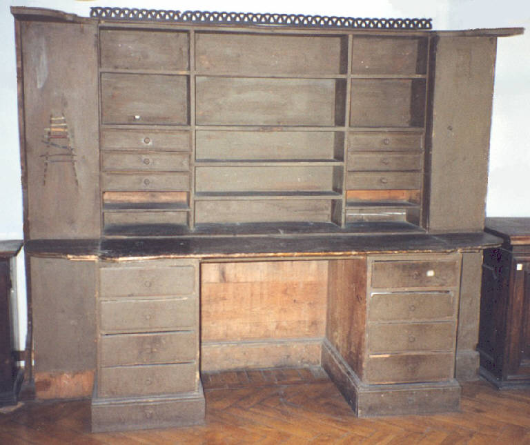 scrivania con alzata a cimasa traforata - produzione locale (primo quarto sec. XVIII)