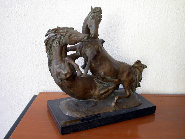 La lotta, Cavalli (scultura) di De Nova Antonio (ultimo quarto sec. XX)