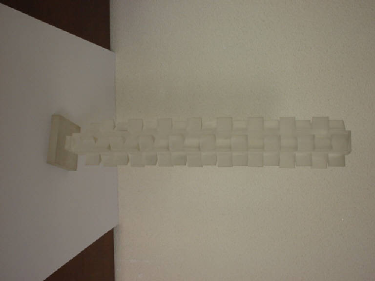 Traccia verticale composta (scultura) di Parisi Giuseppe Vittorio (sec. XX)